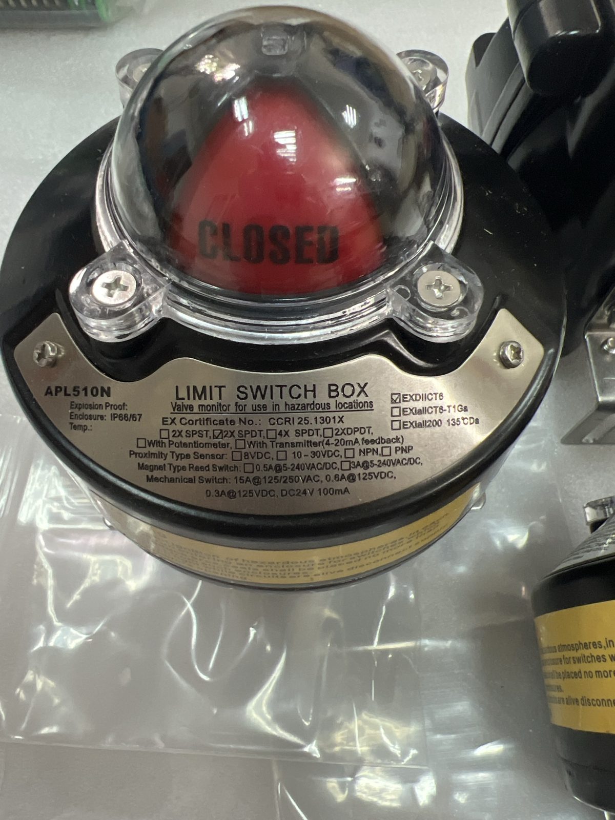Explosion-proof limit switch box APL-510N — Valve position monitoring