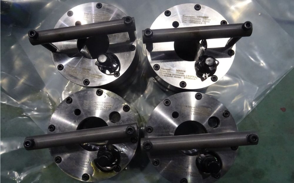 Hydraulic tightening jacks